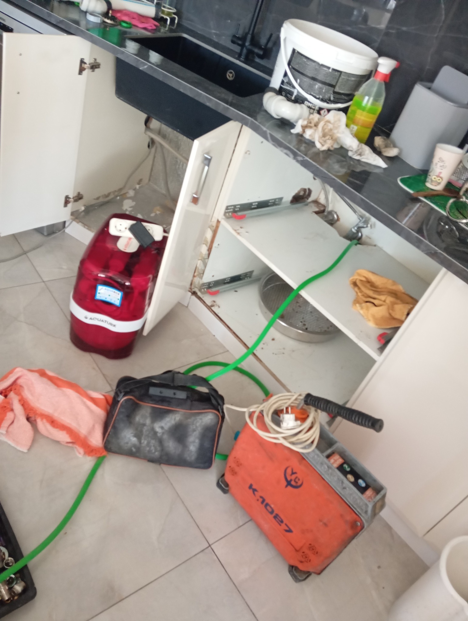 Ev ve iş yerlerinde oluşan tüm su tesisatı arızalarını analiz eden, doğru ekipmanla müdahale eden ve kalıcı çözüm sağlayan profesyonel uygulama süreci.